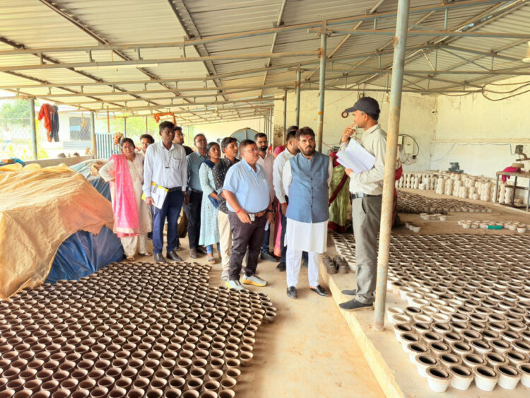 ग्रामोद्योग बोर्ड अध्यक्ष श्री राकेश पाण्डेय ने किया ग्रामोद्योग इकाइयों का निरीक्षण