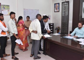 कलेक्टर ने गंभीरतापूर्वक जनसामान्य की सुनी शिकायत एवं समस्याएं