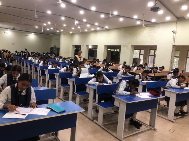 जिला रायपुर में लिया जा रहा है वीकली टेस्ट, मोबाइल ऐप से होगा छात्रों का मूल्यांकन