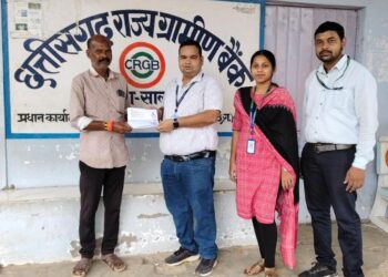 20 रूपये का पीएम सुरक्षा बीमा होने पर मृतक अमित चौहान के नॉमिनी को मिला 2 लाख का चेक