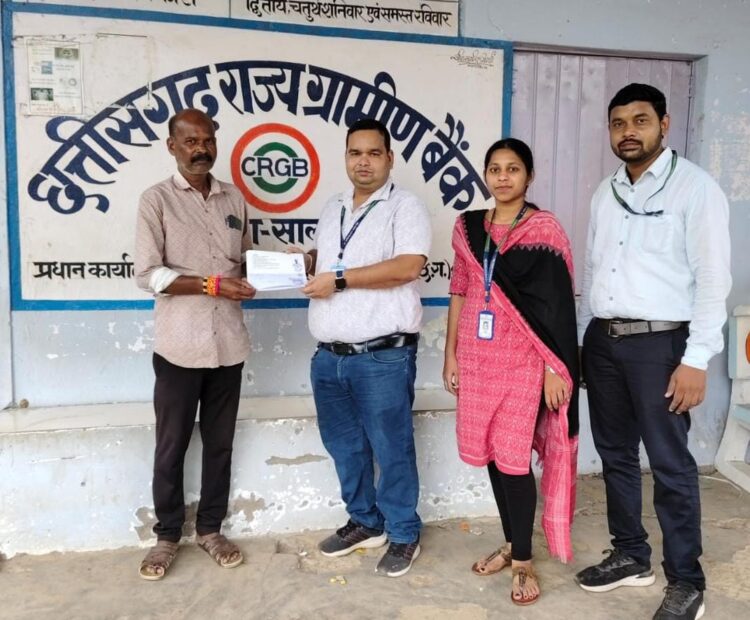 20 रूपये का पीएम सुरक्षा बीमा होने पर मृतक अमित चौहान के नॉमिनी को मिला 2 लाख का चेक