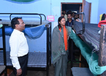 मंत्री श्रीमती राजवाड़े ने गीदम में वृद्धा आश्रम का निरीक्षण किया