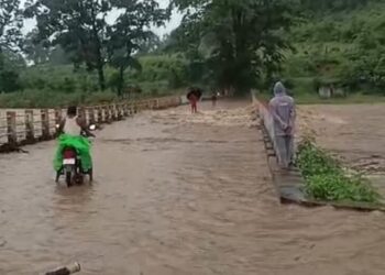 धरमजयगढ में बारिश का कहर, ऊफान पर नदियां नाले,थम गया जनजीवन