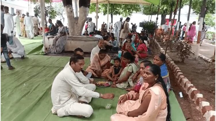 दुर्ग जिला जेल में कैदी भाईयों को बहनों ने बांधी राखी –