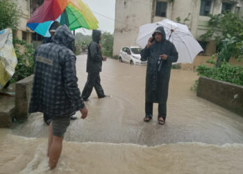 जलभराव से राहत के लिए नगर निगम की टीमें प्रभावित इलाकों में जुटी