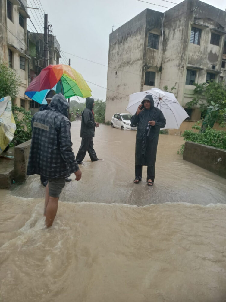 जलभराव से राहत के लिए नगर निगम की टीमें प्रभावित इलाकों में जुटी