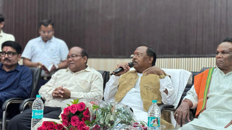 कृषि मंत्री रामविचार नेताम शहीद गुण्डाधुर कृषि महाविद्यालय एवं अनुसंधान केंद्र में आयोजित छात्रों से संवाद कार्यक्रम में हुए शामिल