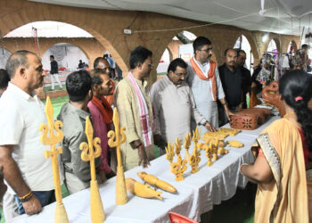 स्वयं सहायता समूहों की उद्यमिता को मंच देने लगाया गया सात दिवसीय आकांक्षा हाट