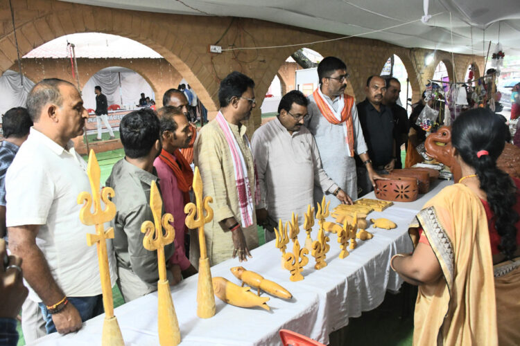 स्वयं सहायता समूहों की उद्यमिता को मंच देने लगाया गया सात दिवसीय आकांक्षा हाट