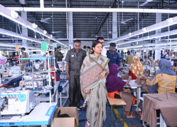 मंत्री श्रीमती लक्ष्मी राजवाड़े ने शबरी एंपोरियम, और गारमेंट फैक्ट्री का किया अवलोकन
