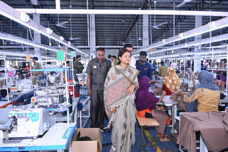 मंत्री श्रीमती लक्ष्मी राजवाड़े ने शबरी एंपोरियम, और गारमेंट फैक्ट्री का किया अवलोकन