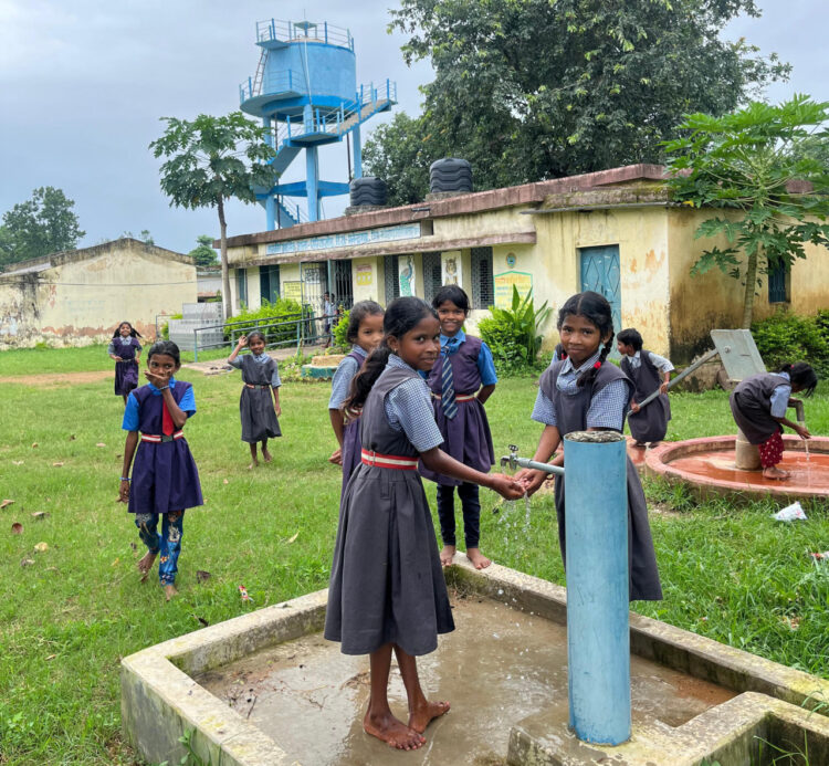 ग्राम सिरियाखोह के शालाओं और आँगनबाड़ी केन्द्र में एफएचटीसी कनेक्शन से शुरू हुई स्वच्छ जल की आपूर्ति