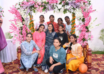 सावन के रंगों में रंगा मंत्री निवास, महिला पत्रकारों संग मंत्री लक्ष्मी राजवाड़े ने लिया उत्सव का आनंद