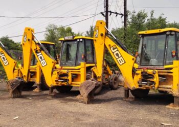 03 जेसीबी एवं 01 हाईवा वाहन जब्त