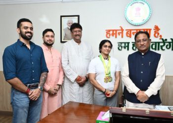 मुख्यमंत्री से एशियन अफ्रीकन पैसिफिक पावरलिफ्टिंग चैंपियनशिप की स्वर्ण पदक विजेता सुश्री नमी राय पारेख ने की मुलाकात