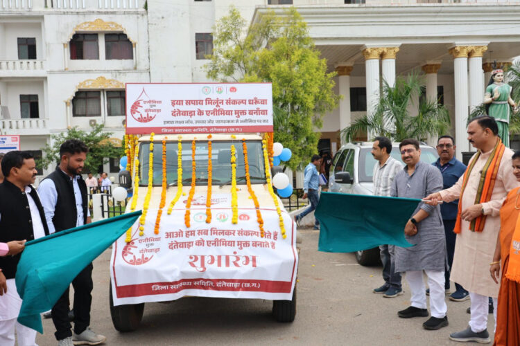 स्वास्थ्य मंत्री  श्याम बिहारी जायसवाल ने दंतेवाड़ा में एनीमिया मुक्त रथ को हरी झंडी दिखाकर किया शुभारंभ