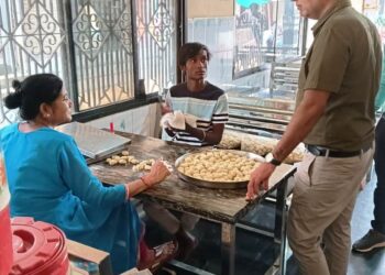 ‘बने खाबो-बने रहिबो’ अभियान में होटलों, ढाबों और स्ट्रीट फूड वेंडर्स की जांच