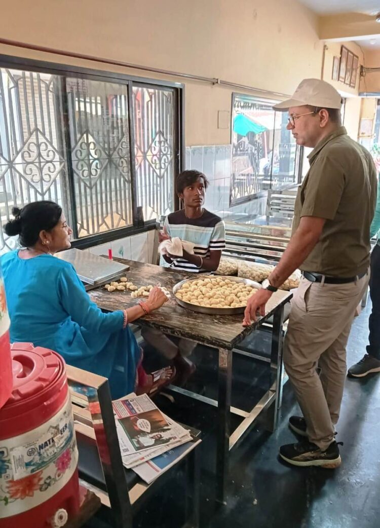 ‘बने खाबो-बने रहिबो’ अभियान में होटलों, ढाबों और स्ट्रीट फूड वेंडर्स की जांच