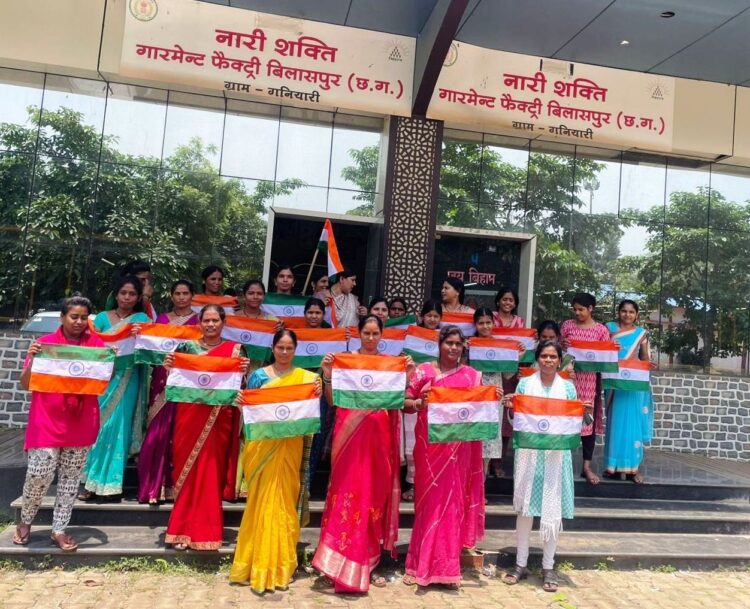 हर घर तिरंगा अभियान: गनियारी की दीदियां जुटीं तिरंगा निर्माण में मिला डेढ़ लाख झंडों का ऑर्डर