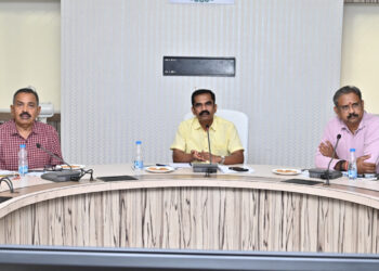 छत्तीसगढ़ में अधिक से अधिक ई-चार्जिंग स्टेशन स्थापित करने हेतु इलेक्ट्रिक वाहन निर्माता कंपनियों के साथ हुई बैठक: इलेक्ट्रिक वाहनों की खरीदी को किया जा रहा प्रोत्साहित