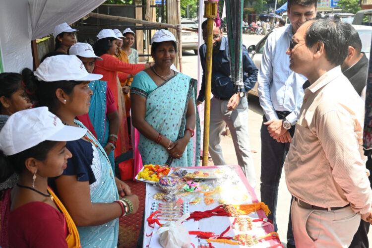 हर घर तिरंगा अभियान के तहत बिहान दीदियों ने लगाया बिलासपुर में स्वदेशी उत्पादों का तिरंगा बाजार