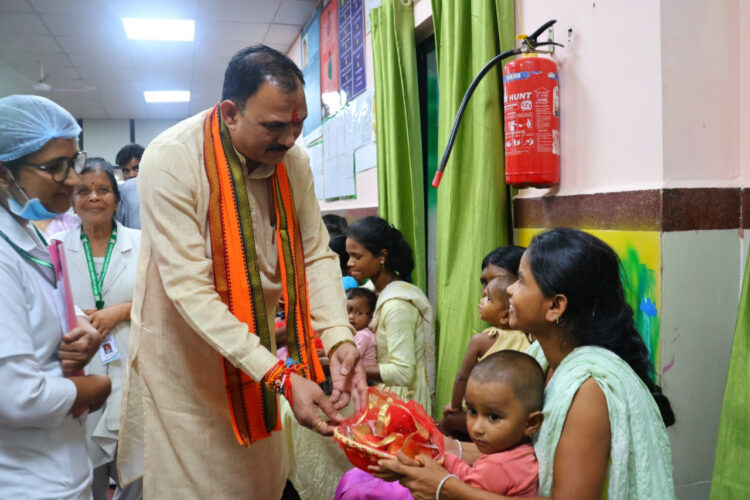 स्वास्थ्य मंत्री श्री श्याम बिहारी जायसवाल ने बीजापुर में औचक निरीक्षणों से जांची विभागीय काम की हकीकत