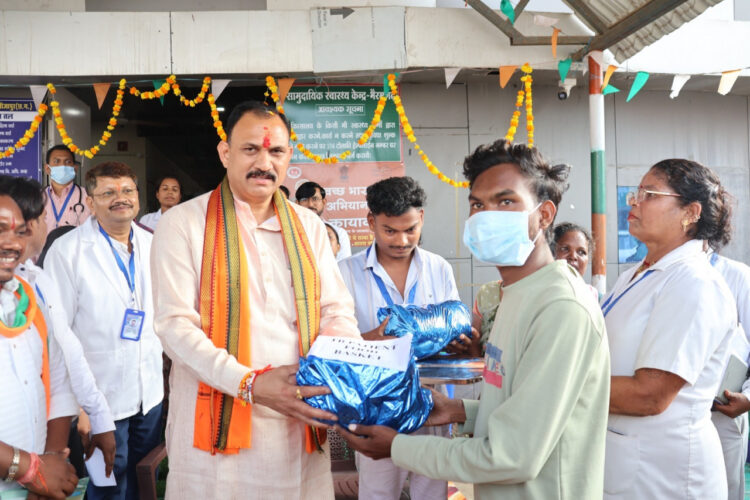स्वास्थ्य मंत्री  श्याम बिहारी जायसवाल ने बीजापुर के भैरमगढ़ स्वास्थ्य केंद्र का किया निरीक्षण