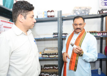 स्वास्थ्य मंत्री  श्याम बिहारी जायसवाल ने किया बद्रीनाथ बघेल जिला अस्पताल का औचक निरीक्षण