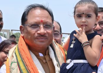 नन्ही सृष्टि को गोद में उठाकर मुख्यमंत्री  विष्णु देव साय ने रच दिया अपनत्व और स्नेह का अविस्मरणीय पल