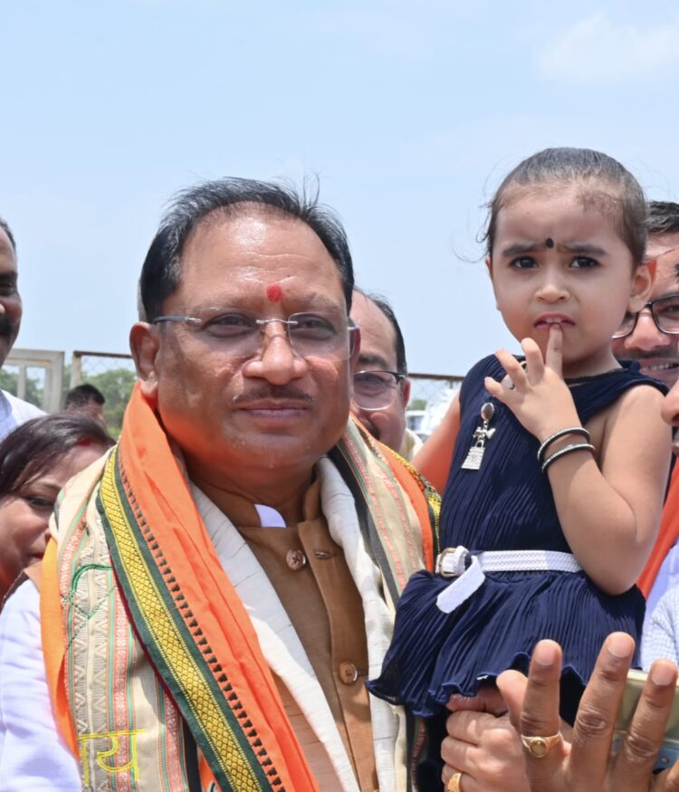 नन्ही सृष्टि को गोद में उठाकर मुख्यमंत्री  विष्णु देव साय ने रच दिया अपनत्व और स्नेह का अविस्मरणीय पल