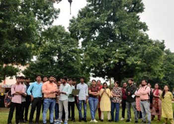 कृषि के विद्यार्थियों ने सीखा खेती में ड्रोन का उपयोग