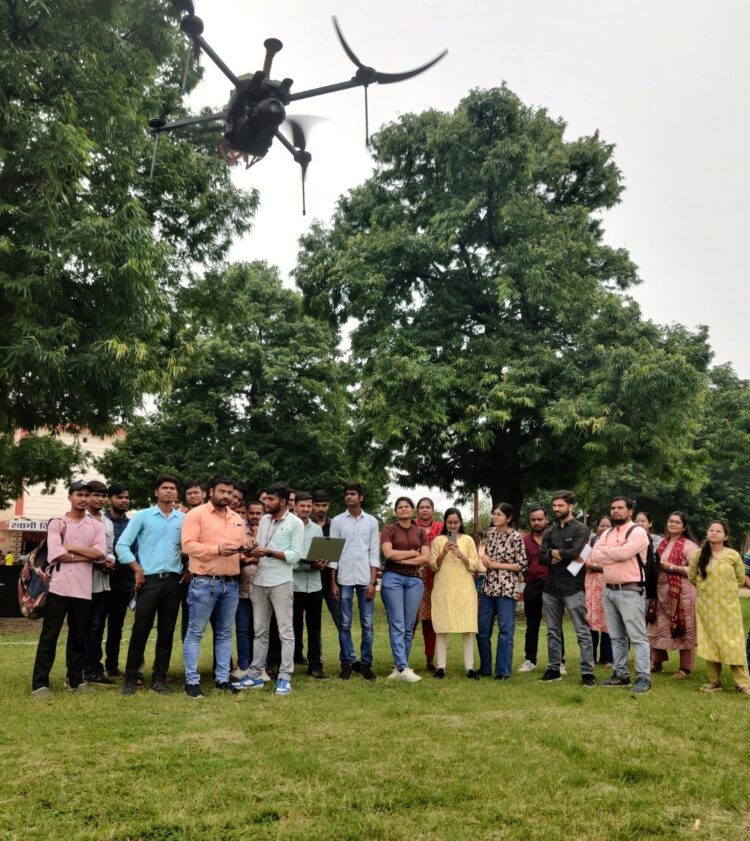 कृषि के विद्यार्थियों ने सीखा खेती में ड्रोन का उपयोग