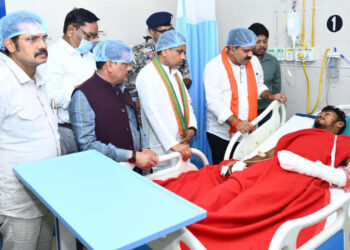 उपमुख्यमंत्री विजय शर्मा ने मेडिकल कॉलेज हॉस्पिटल पहुंच आईडी ब्लास्ट में घायल ग्रामीण और भालू के हमले में घायल जवान से भेंटकर पूछा स्वास्थ्य का हाल