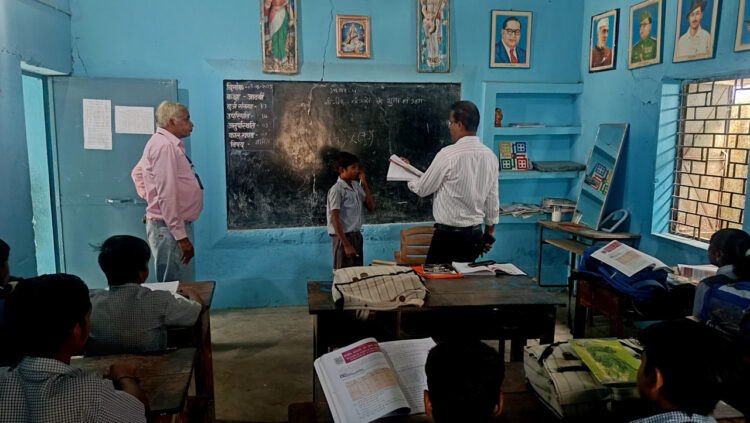 कलेक्टर डॉ कन्नौजे आकस्मिक निरीक्षण से रख रहें बच्चों का ध्यान और लापरवाह को दे रहे नोटिस