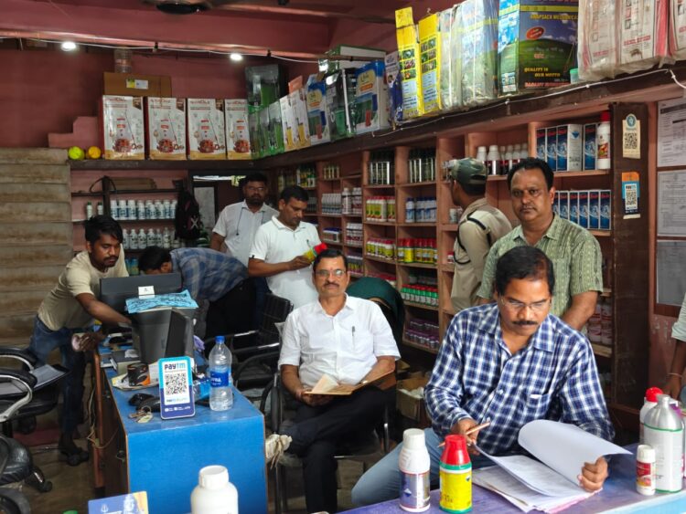 बलौदाबाजार जिले में संयुक्त टीम ने किया कृषि सेवा केन्द्रों का निरीक्षण,9 केंद्रों को नोटिस जारी