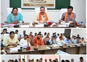 प्रभारी मंत्री श्याम बिहारी जायसवाल की अध्यक्षता में आयोजित डीएमएफ के शासी परिषद की बैठक में वार्षिक कार्य योजना का अनुमोदन