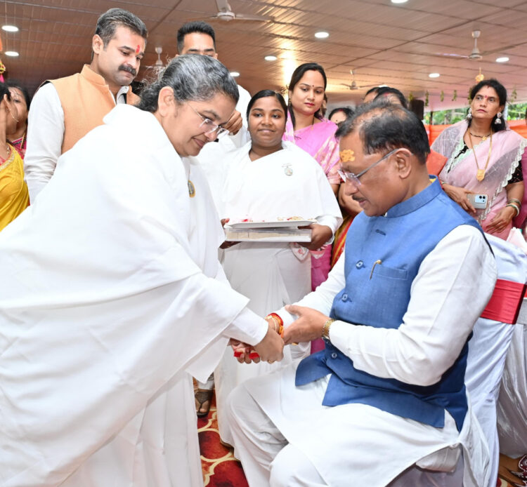 रक्षाबंधन के पावन पर्व पर मुख्यमंत्री  विष्णु देव साय को ब्रह्मकुमारी बहनों ने बाँधी राखी