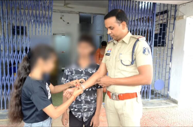रक्षाबंधन पर रायपुर पुलिस की अनोखी सौगात
