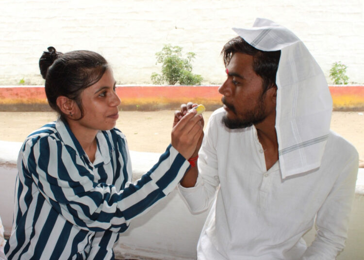 केन्द्रीय जेल रायपुर में बंदियों ने अपनी बहिनों के साथ मनाया रक्षाबंधन पर्व