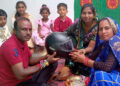 दो बहनों ने भाई को दिया सुरक्षा का अनोखा तोहफ़ा : राखी के साथ पहनाया हेलमेट