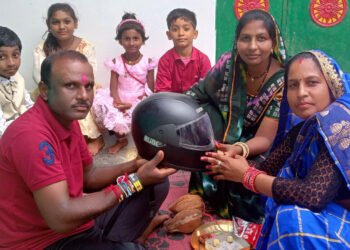 दो बहनों ने भाई को दिया सुरक्षा का अनोखा तोहफ़ा : राखी के साथ पहनाया हेलमेट