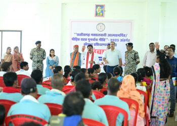 आत्मसमर्पित नक्सलियों के बीच पहुँचे उपमुख्यमंत्री विजय शर्मा – राखी बंधवाकर दिया विश्वास और भाईचारे का संदेश