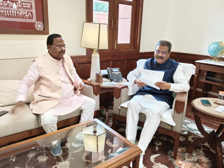 मंत्री रामविचार नेताम ने दिल्ली में केंद्रीय शिक्षा मंत्री  धमेंद्र प्रधान से की सौजन्य मुलाकात