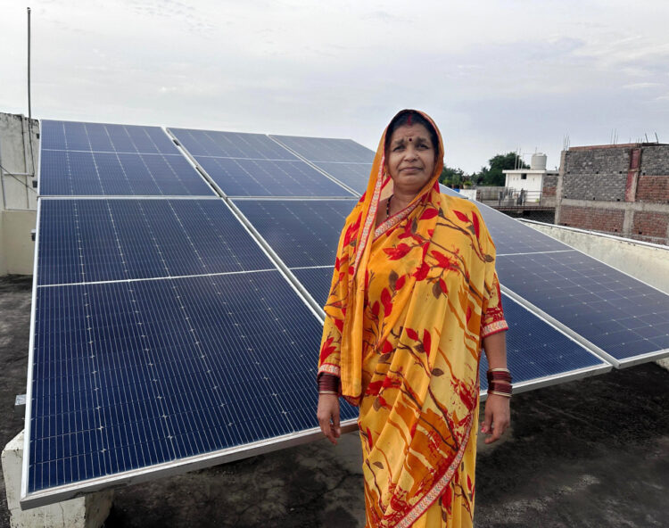 सौर ऊर्जा से हेमलता का घर जगमगाया – बिजली बिल से मिली आज़ादी
