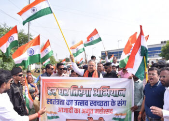 विधानसभा अध्यक्ष डॉ. रमन सिंह ने ग्राम टेड़ेसरा में तिरंगा बाईक रैली को किया रवाना