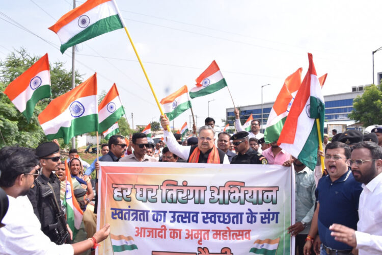 विधानसभा अध्यक्ष डॉ. रमन सिंह ने ग्राम टेड़ेसरा में तिरंगा बाईक रैली को किया रवाना