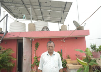 छत पर सजे सूरज के घर से चमका जीवन: बचत की खुशी, पर्यावरण की रोशनी’