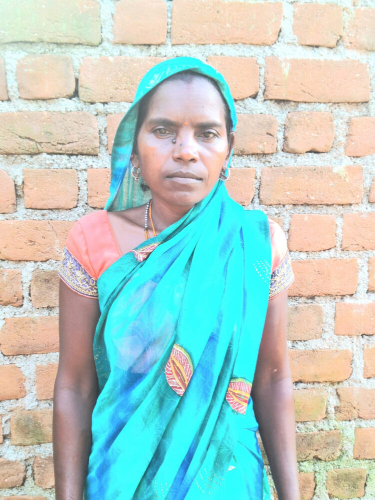 महतारी वंदन योजना बनी ग्रामीण महिलाओं का सहारा 18 किश्तों से श्रीपती नाग को मिली आर्थिक मजबूती