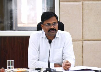 कलेक्टर की अध्यक्षता में राजस्व अधिकारियों की समीक्षा बैठक संपन्न