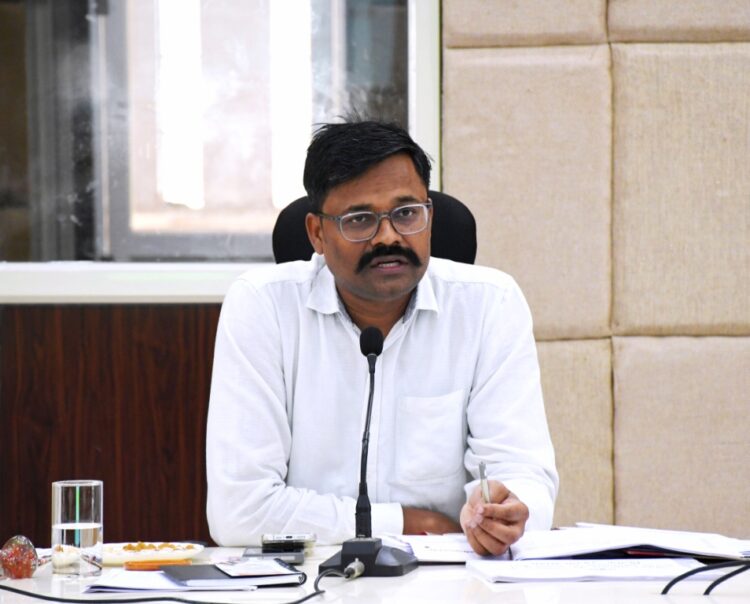 कलेक्टर की अध्यक्षता में राजस्व अधिकारियों की समीक्षा बैठक संपन्न